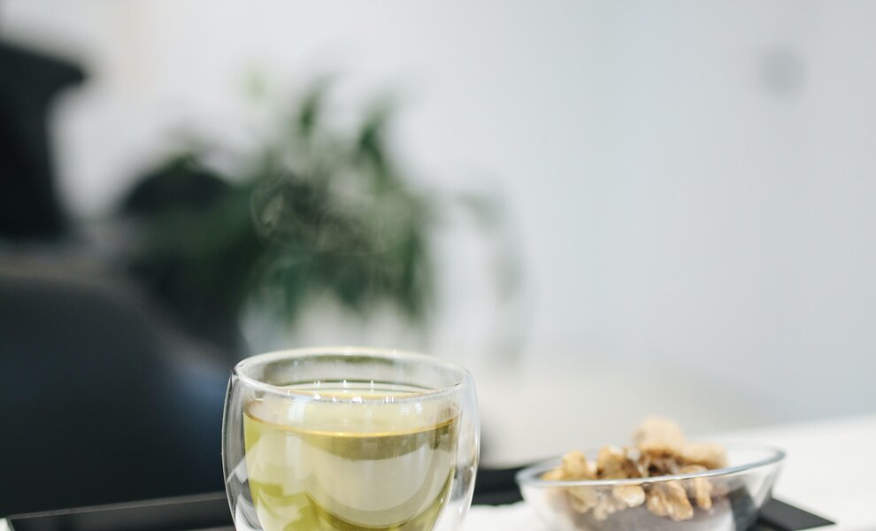 De kunst van ontspanning: Creëer een kalmerende theeroutine met 'De Glimlach van Mona Lisa'