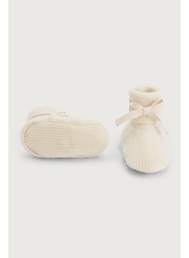 Gray label baby knitted booties cream
