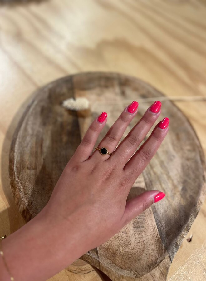 Ellen beekmans twisted ring met gemstone zwart