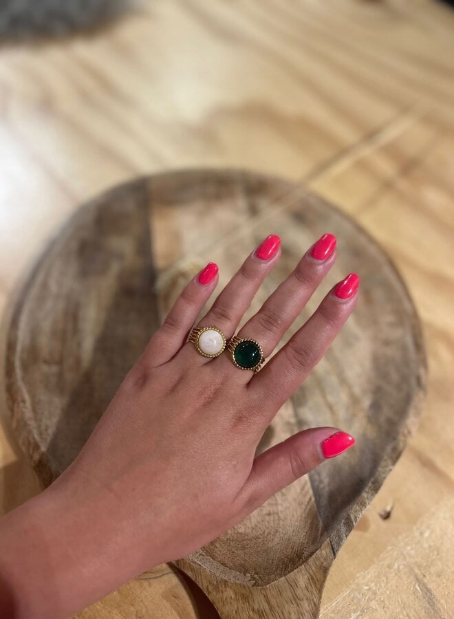 Ellen beekmans ring met grote gemstone roze/groen