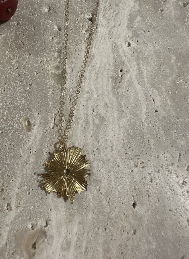 Ellen beekmans fijne ketting met gouden bloem