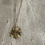 Ellen beekmans fijne ketting met gouden bloem