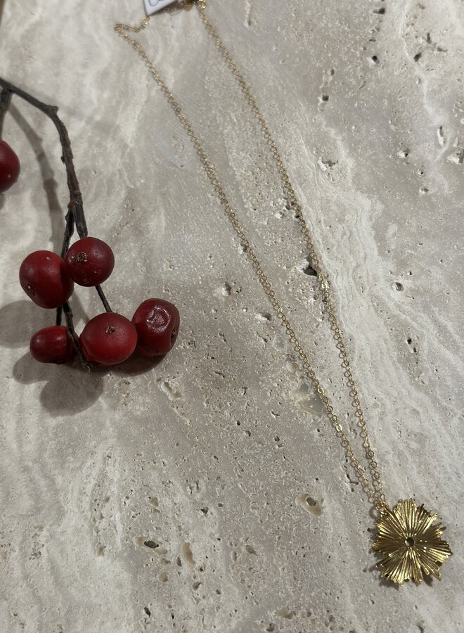 Ellen beekmans fijne ketting met gouden bloem