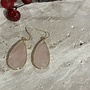 Ellen beekmans oorbellen met roze gemstone pegel