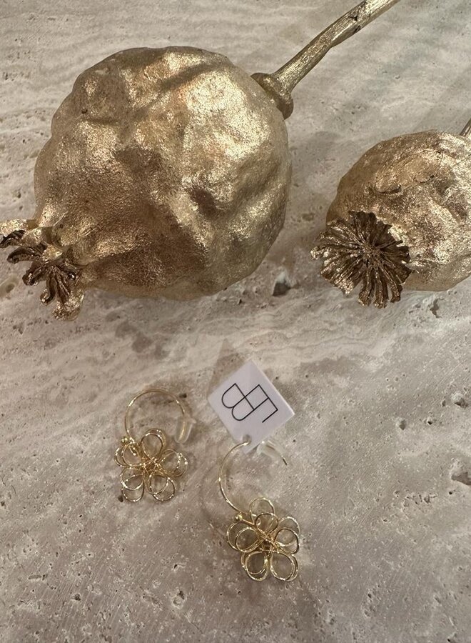 Ellen beekmans oorbelletjes met verguld bloemetje