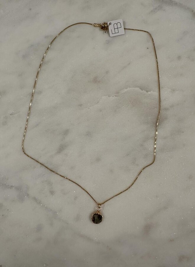 Ellen beekmans ketting met parelmoer in kastje