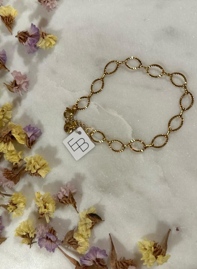 Ellen beekmans armband met bewerkte ovalen schakel