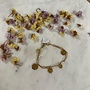 Ellen beekmans armband goud met gehamerde muntjes