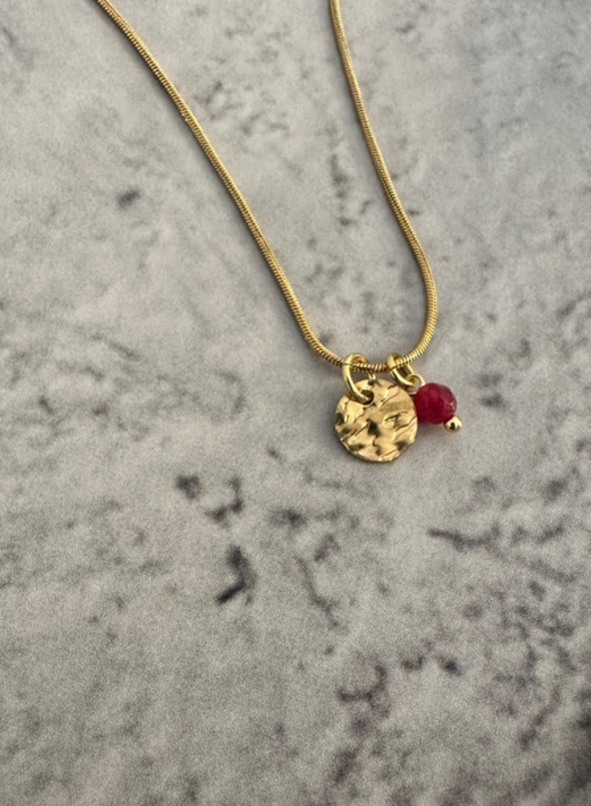 Ellen beekmans ketting met gehamerd muntje en gemstone warm rood
