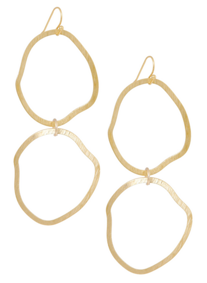 Ellen beekmans lange organische oorbellen met textuur