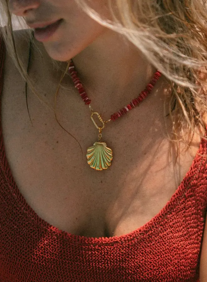 Le Veer golden scallop charm