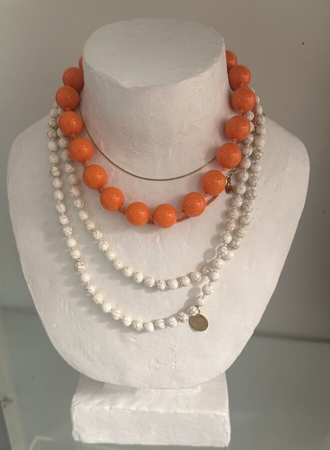Ellen beekmans korte ketting  met grote ronde kralen oranje