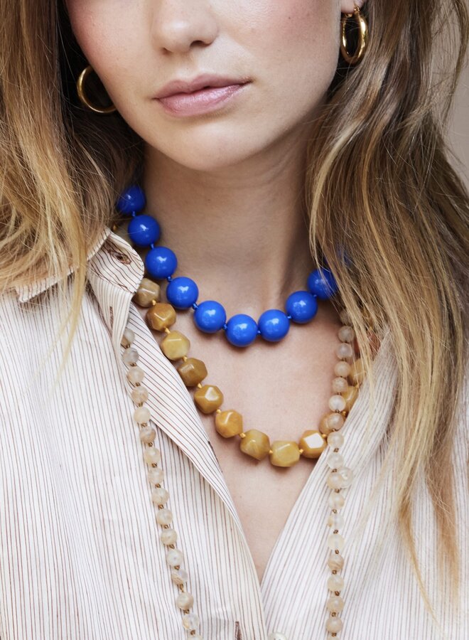 Ellen beekmans korte ketting  met grote ronde kralen blauw