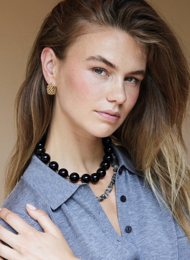 Ellen beekmans korte ketting  met grote ronde kralen zwart