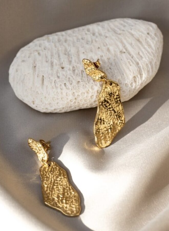 Ellen beekmans lange organische gehamerde oorstekers (Signature collection)