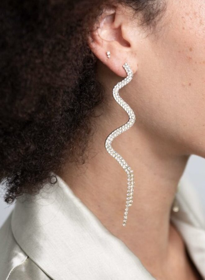 Ellen beekmans lange snake oorstekers met strass