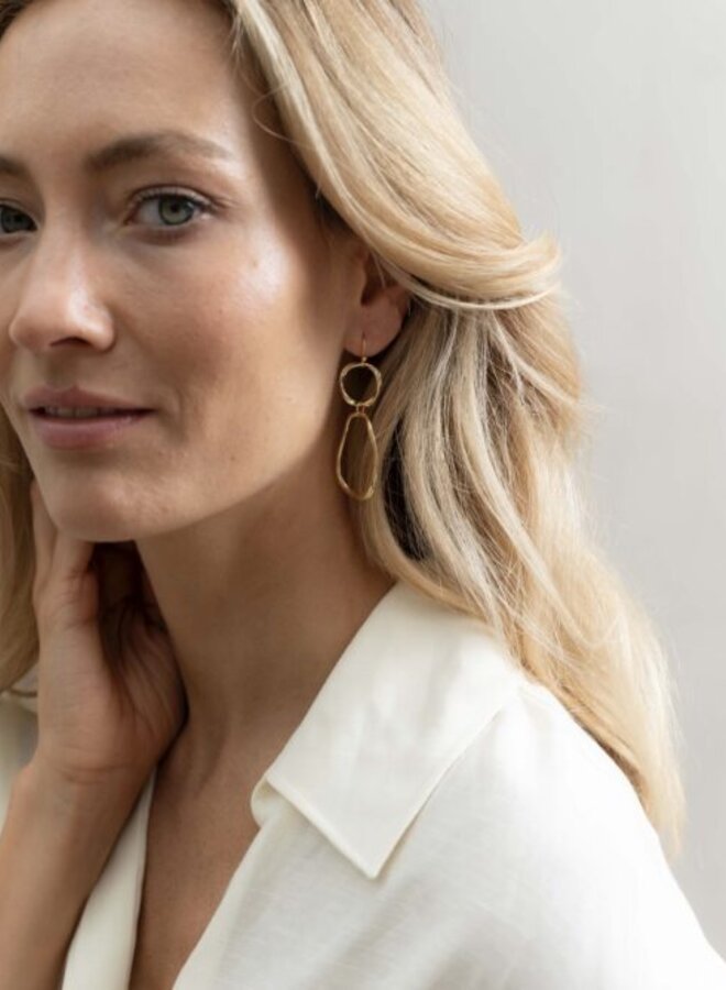Ellen beekmans lange oorbellen met organische hangers