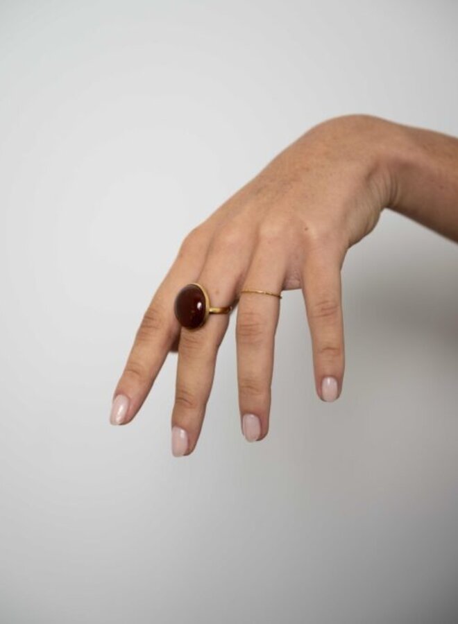 Ellen beekmans ring met grote gemstone medium bordeaux