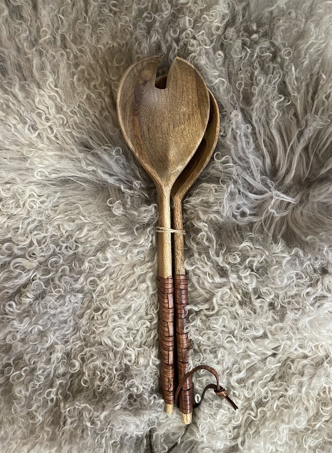 Madam Stoltz W25 salad set wood w leather coard