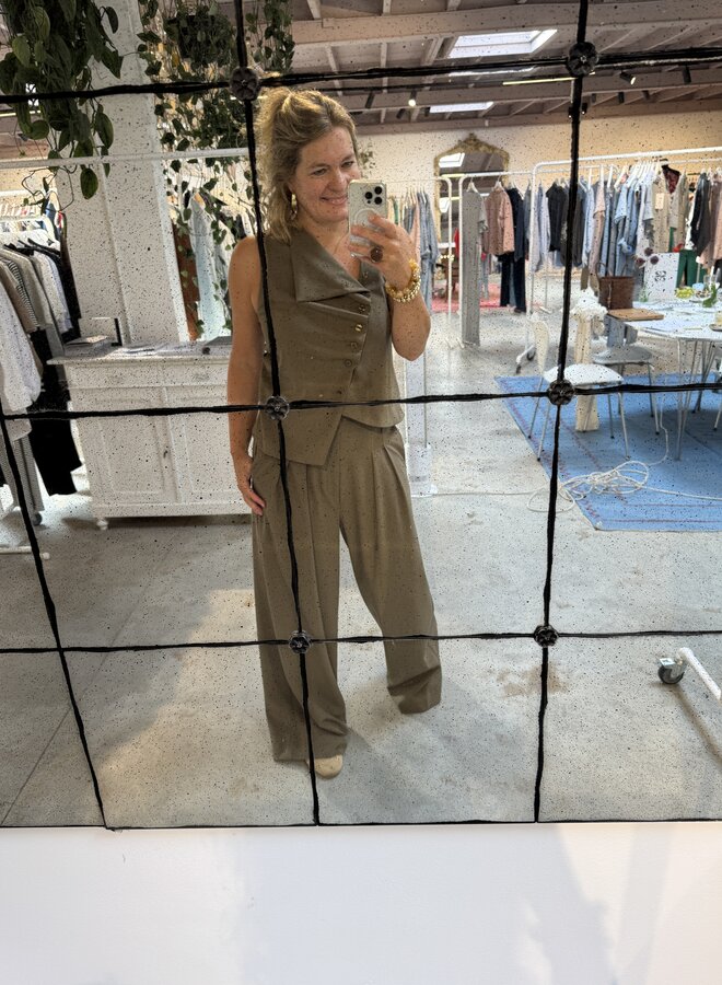 MEW helle asymmetric tee capers