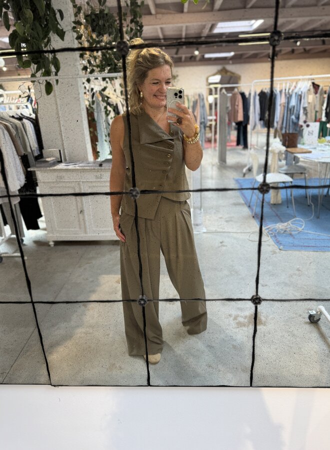 MEW helle asymmetric tee capers