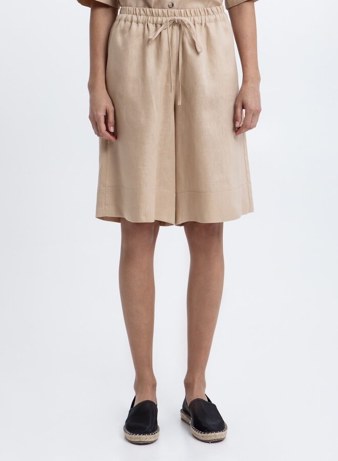 Greek archaic kori bermuda camel