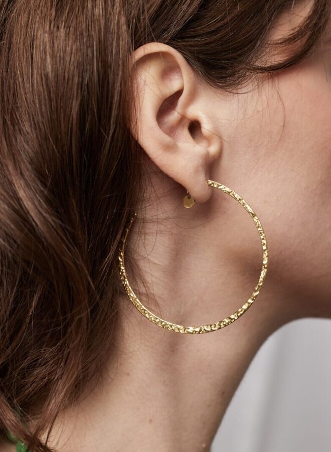 Ellen beekmans platte gehamerde oorringen large (6.2cm)