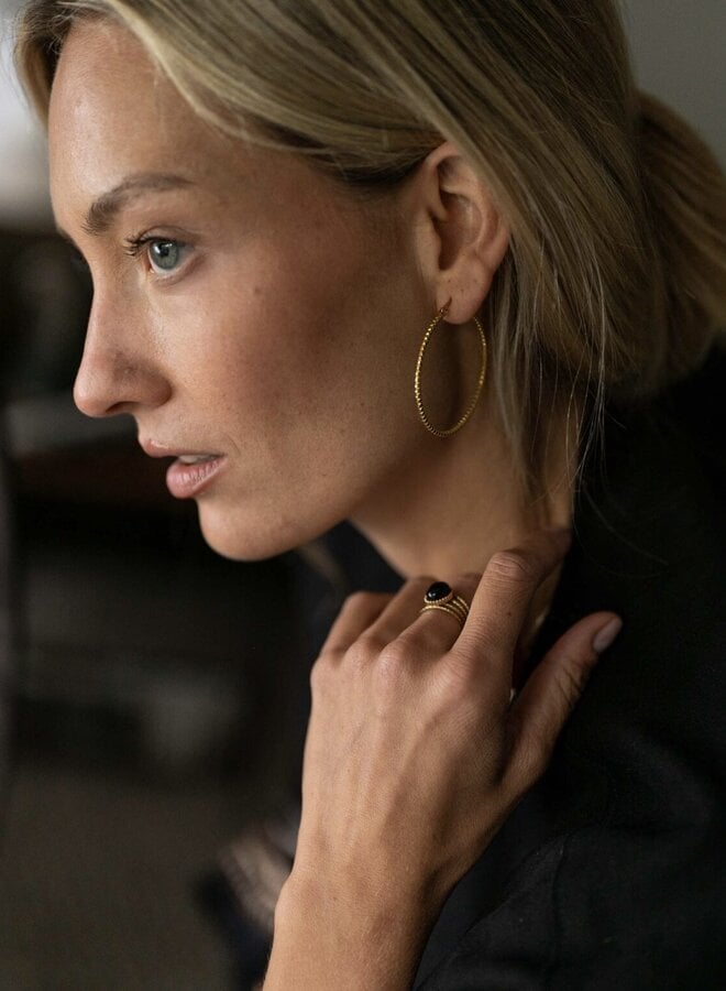 Ellen beekmans bewerkte oorringen met textuur (4.5cm)