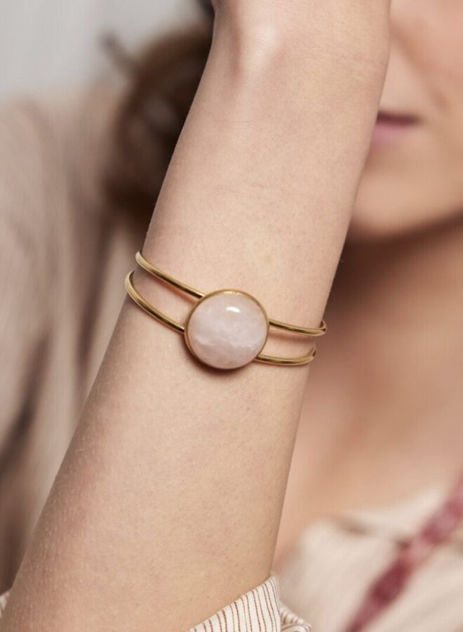 Ellen beekmans vergulde dubbele bangle met grote gemstone roze