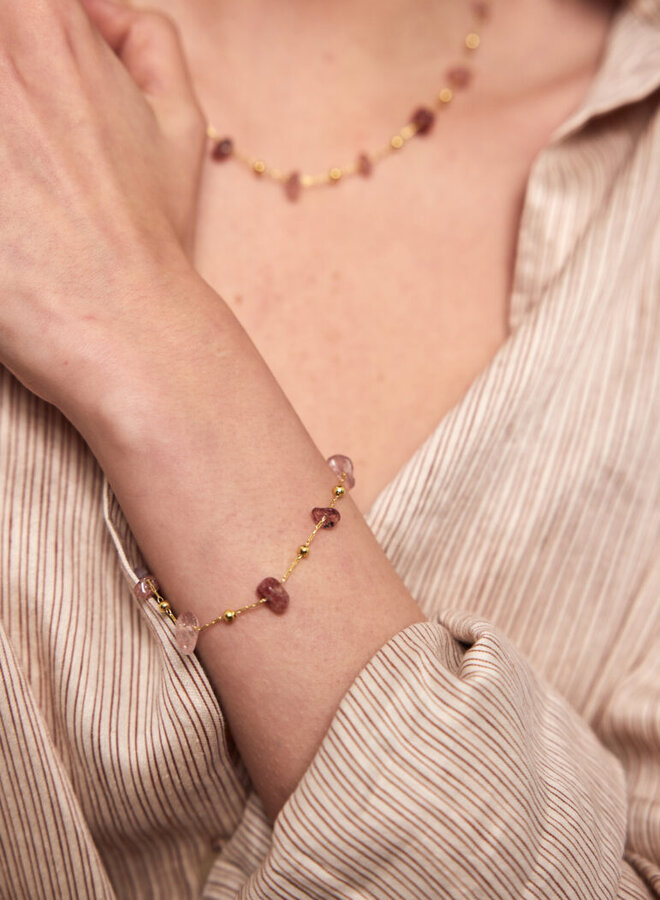 Ellen beekmans fijn armbandje met ongelijke edelsteentjes roze