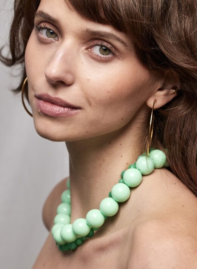 Ellen beekmans korte ketting  met grote ronde kralen mint groen