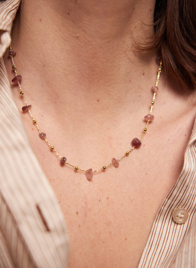 Ellen beekmans fijn kort kettinkje met ongelijke edelsteentjes roze