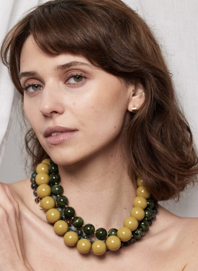 Ellen beekmans korte ketting met grote ronde kralen olijf