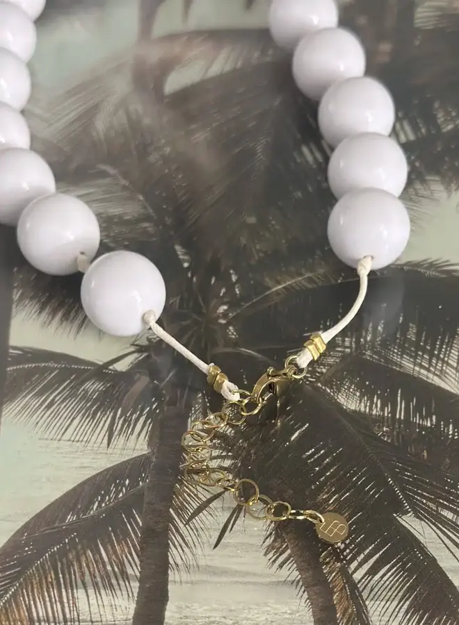 Ellen beekmans korte ketting met grote ronde kralen fel wit