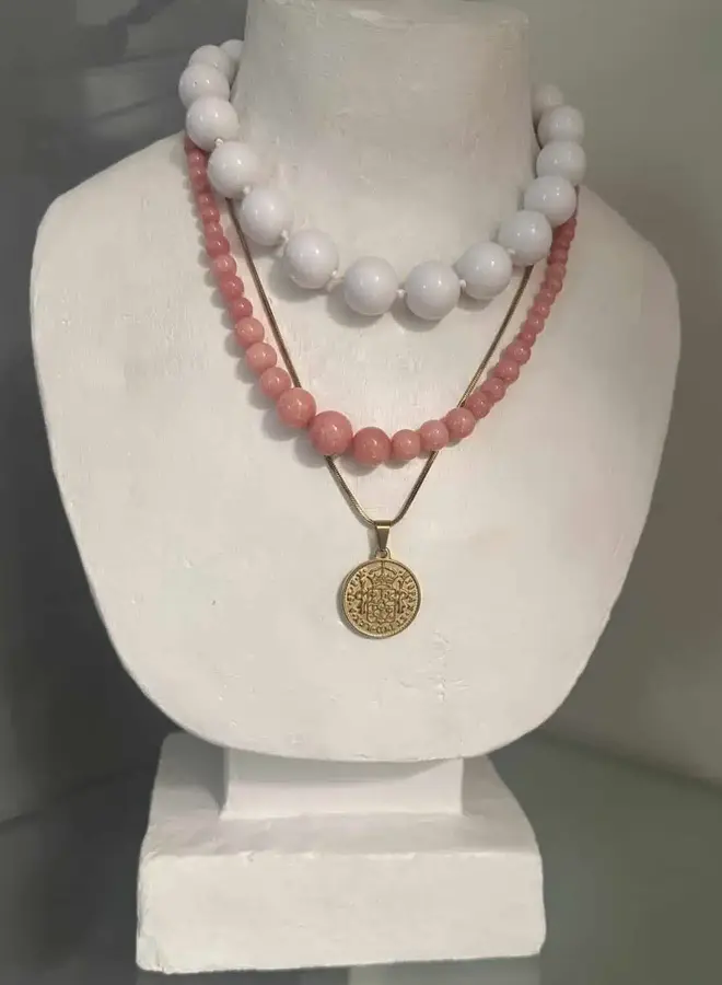 Ellen beekmans korte ketting met grote ronde kralen fel wit