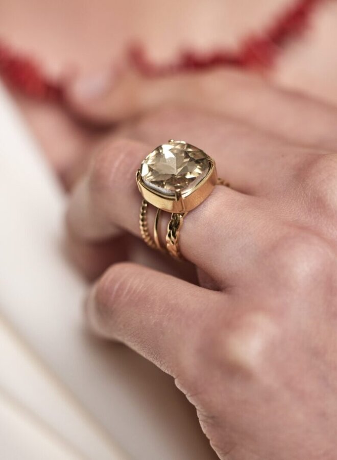Ellen beekmans ring met vierkante steen licht bruin