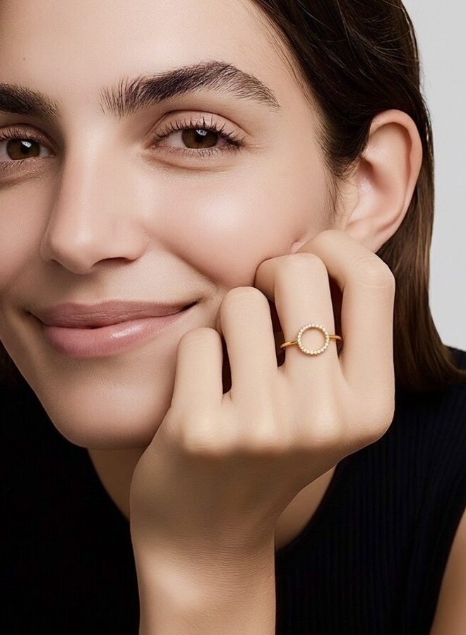Ellen beekmans ring met open cirkel en strass