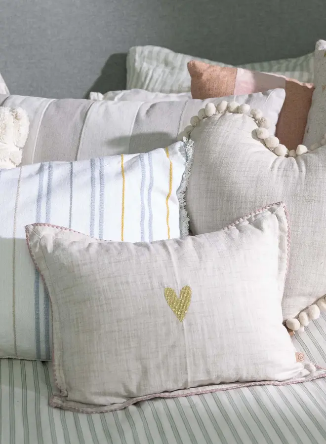 Zusss S26 kussen hartje rand gestikt 35x25cm