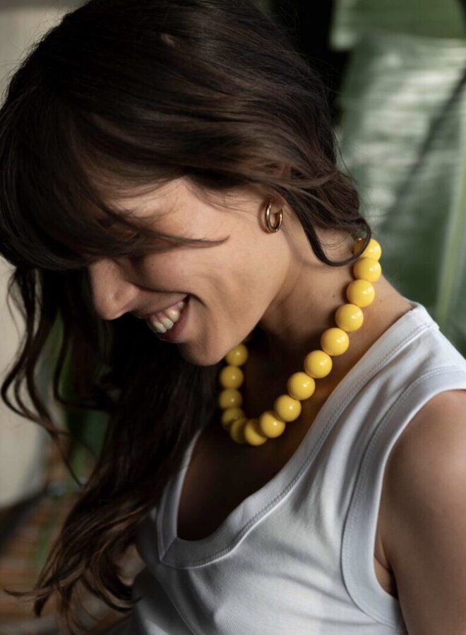 Ellen beekmans korte ketting grote ronde kralen geel