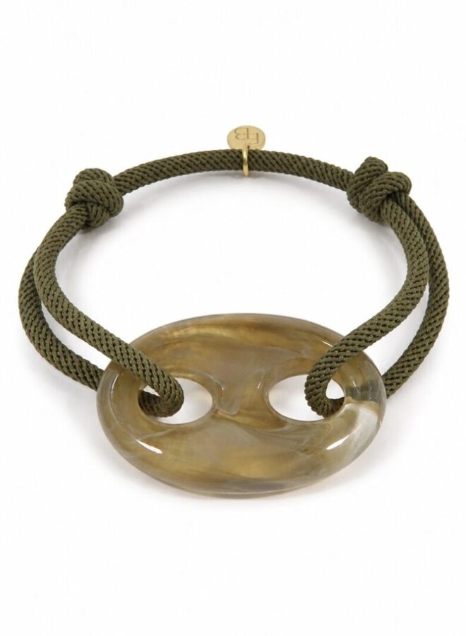 Ellen Beekmans armband met XL opengewerkte bedel army