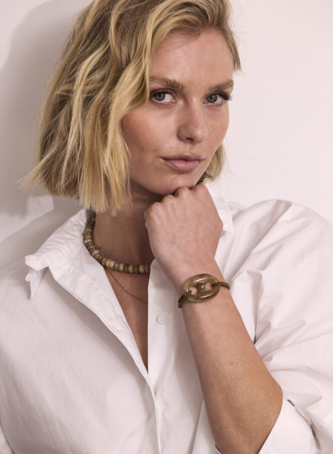 Ellen Beekmans armband met XL opengewerkte bedel army