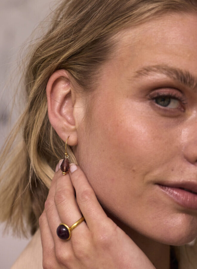 Ellen beekmans ring met gemstone in strakke zetting aubergine