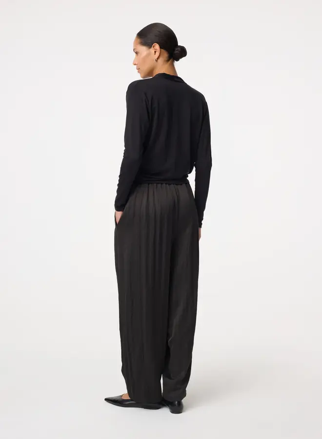 Knit-ted jetty top black
