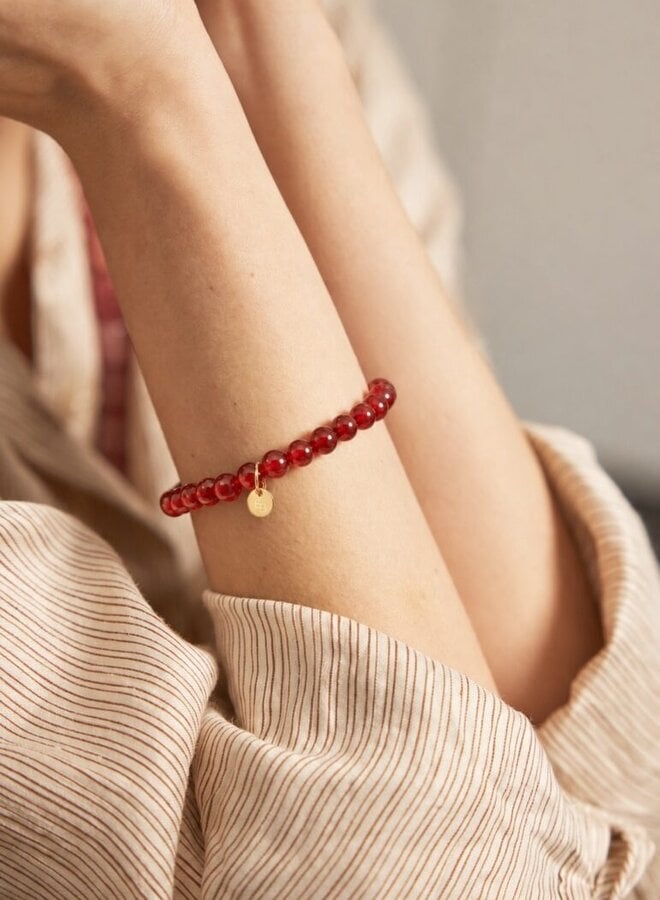 Ellen Beekmans armbandje met gemstone balletjes burnt orange (rood)