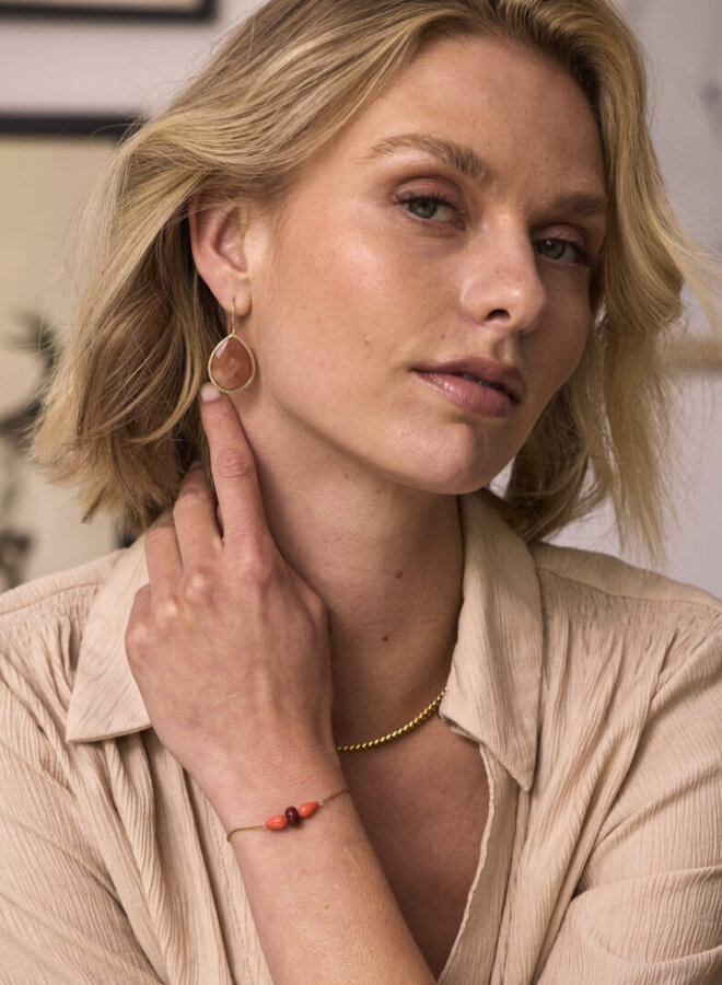 Ellen beekmans oorbellen met gemstone blush