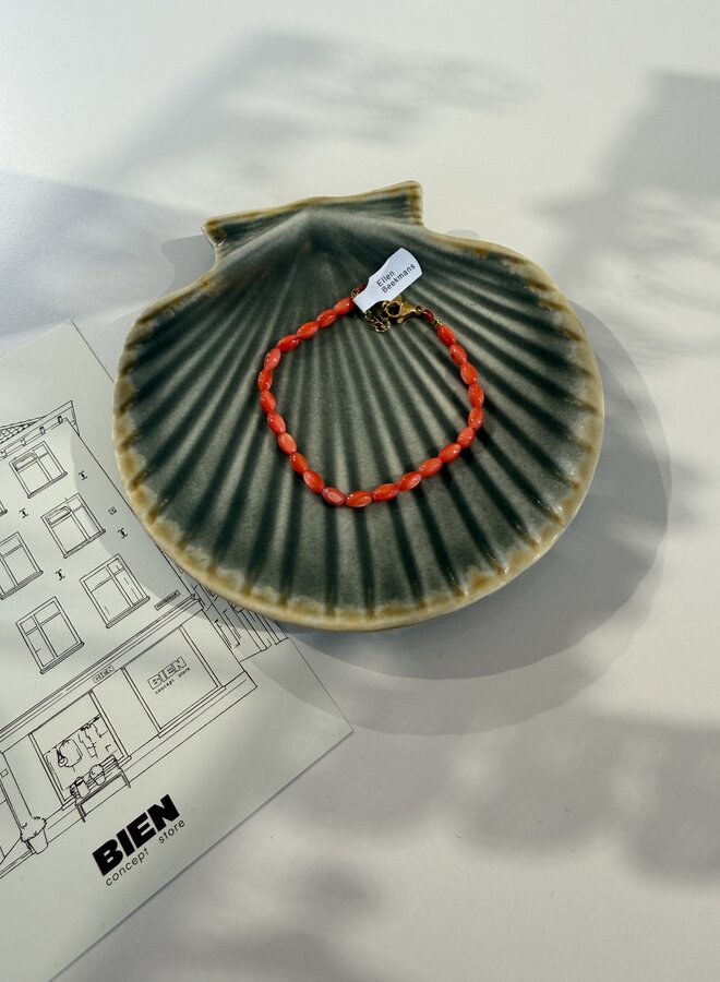 Ellen Beekmans schelpen armband oranje