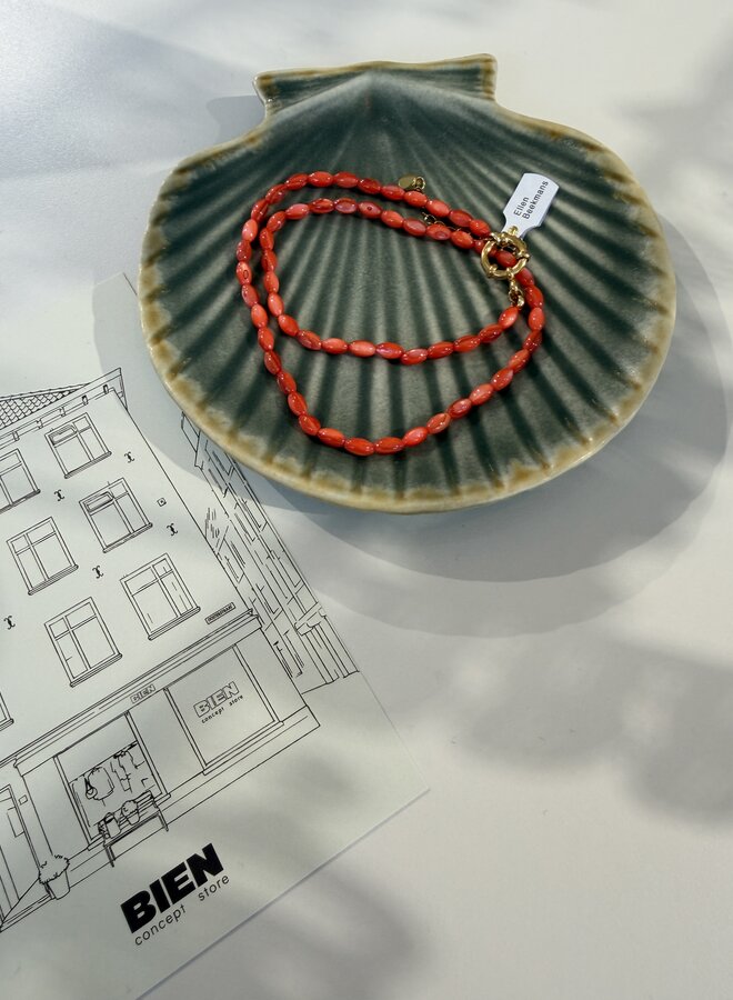 Ellen beekmans schelpen ketting rood (is oranje)