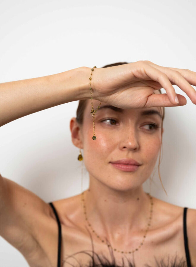 Ellen beekmans fijn armbandje met edelsteentjes olijf