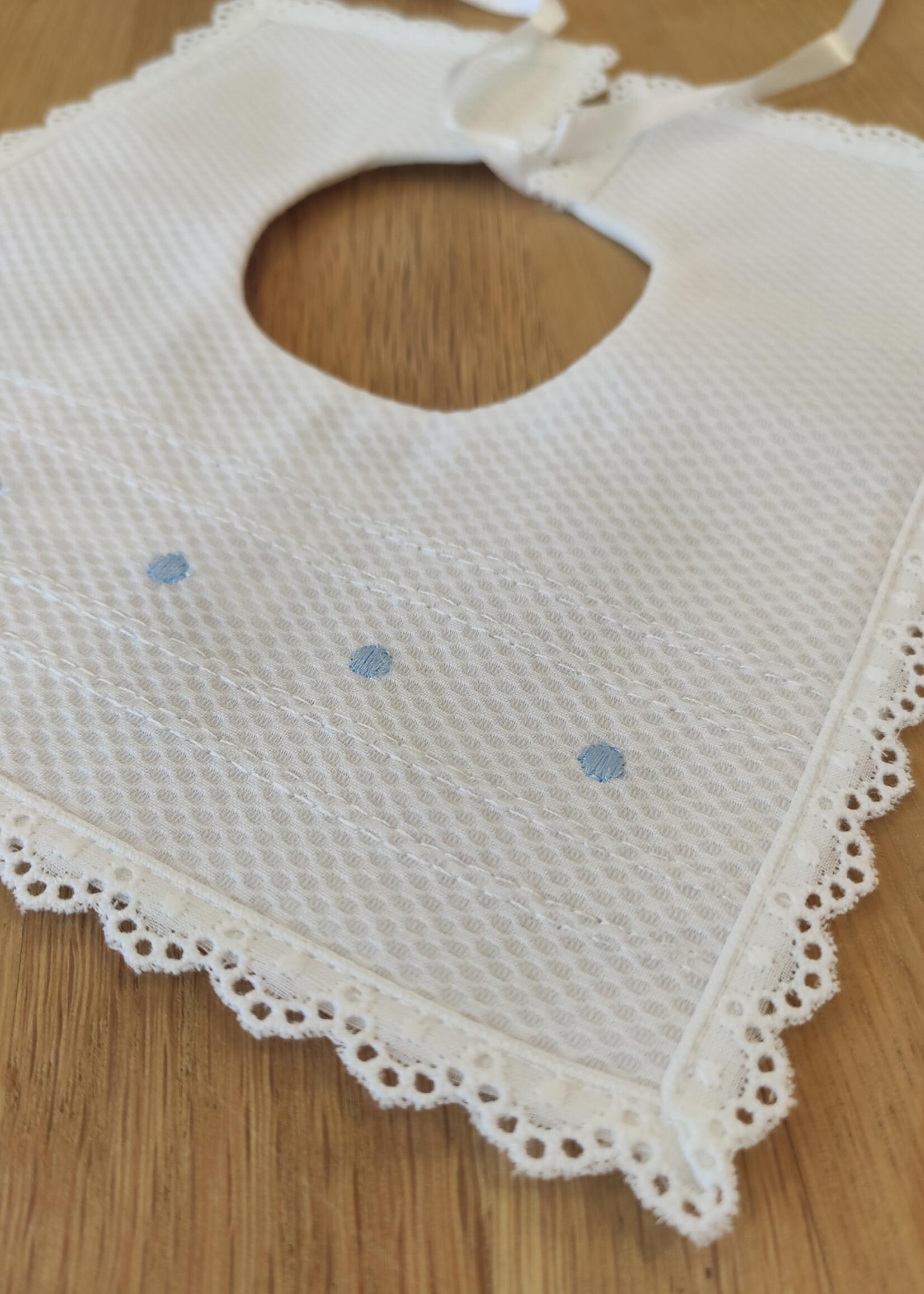 SARDON SARDON | Slabbetje wit met blauw detail