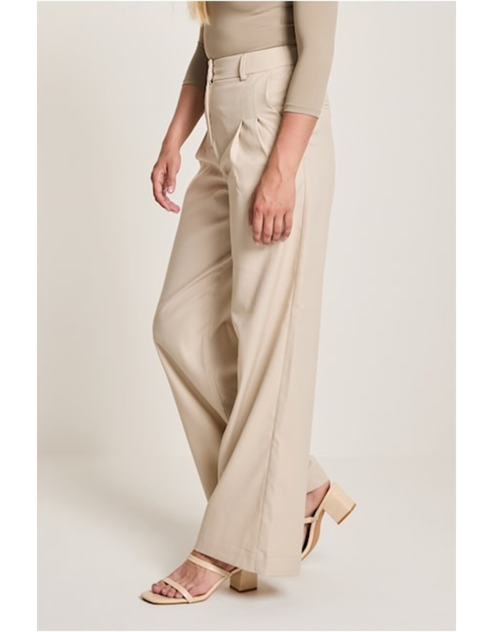 Para Mi Cloe (Pleat) City program Light Taupe L32